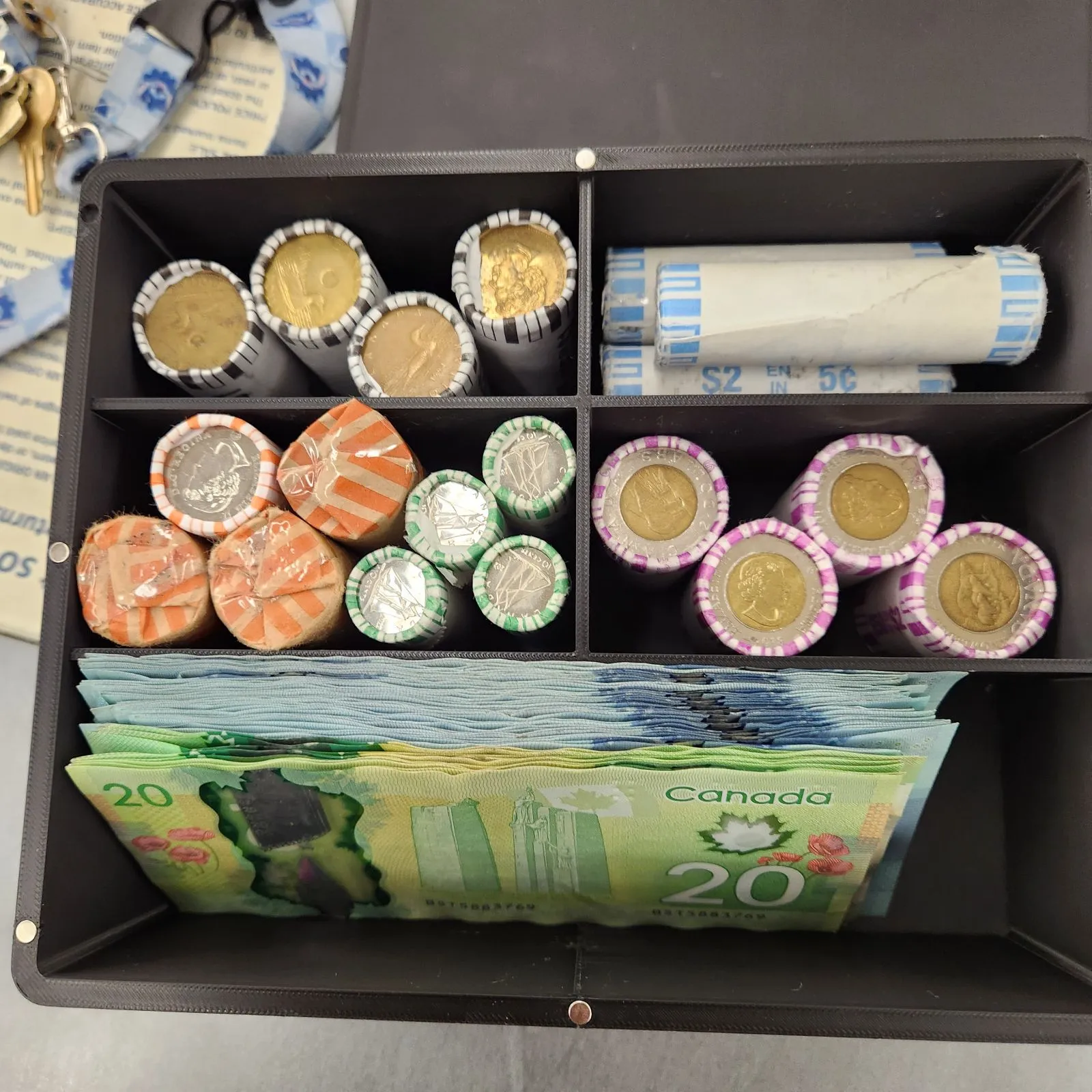 Change box with magnetic lid