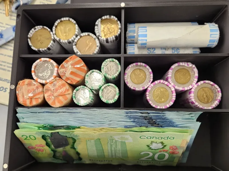 Change box with magnetic lid