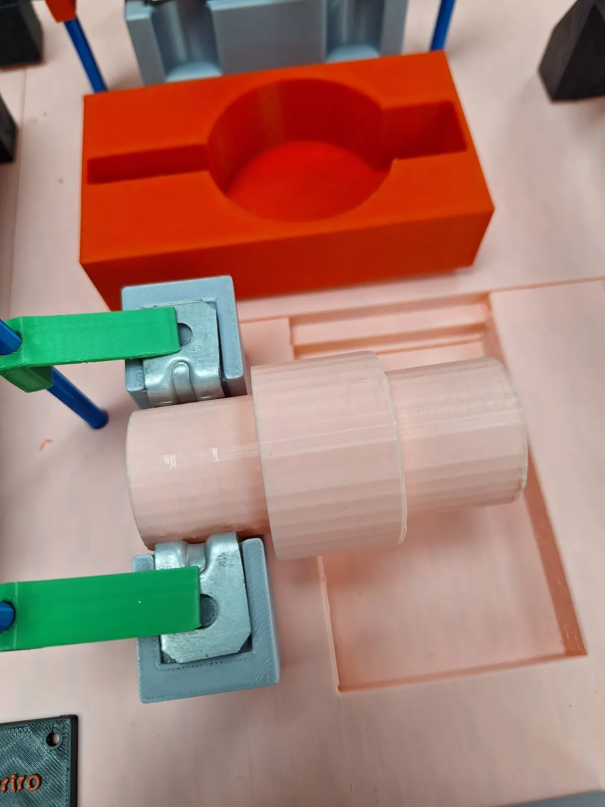 Omega pipe clamp checking fixture