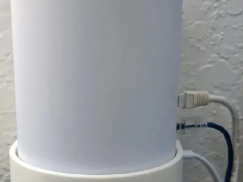 حامل آلة الأحلام من Unifi Dream Machine على الحائط