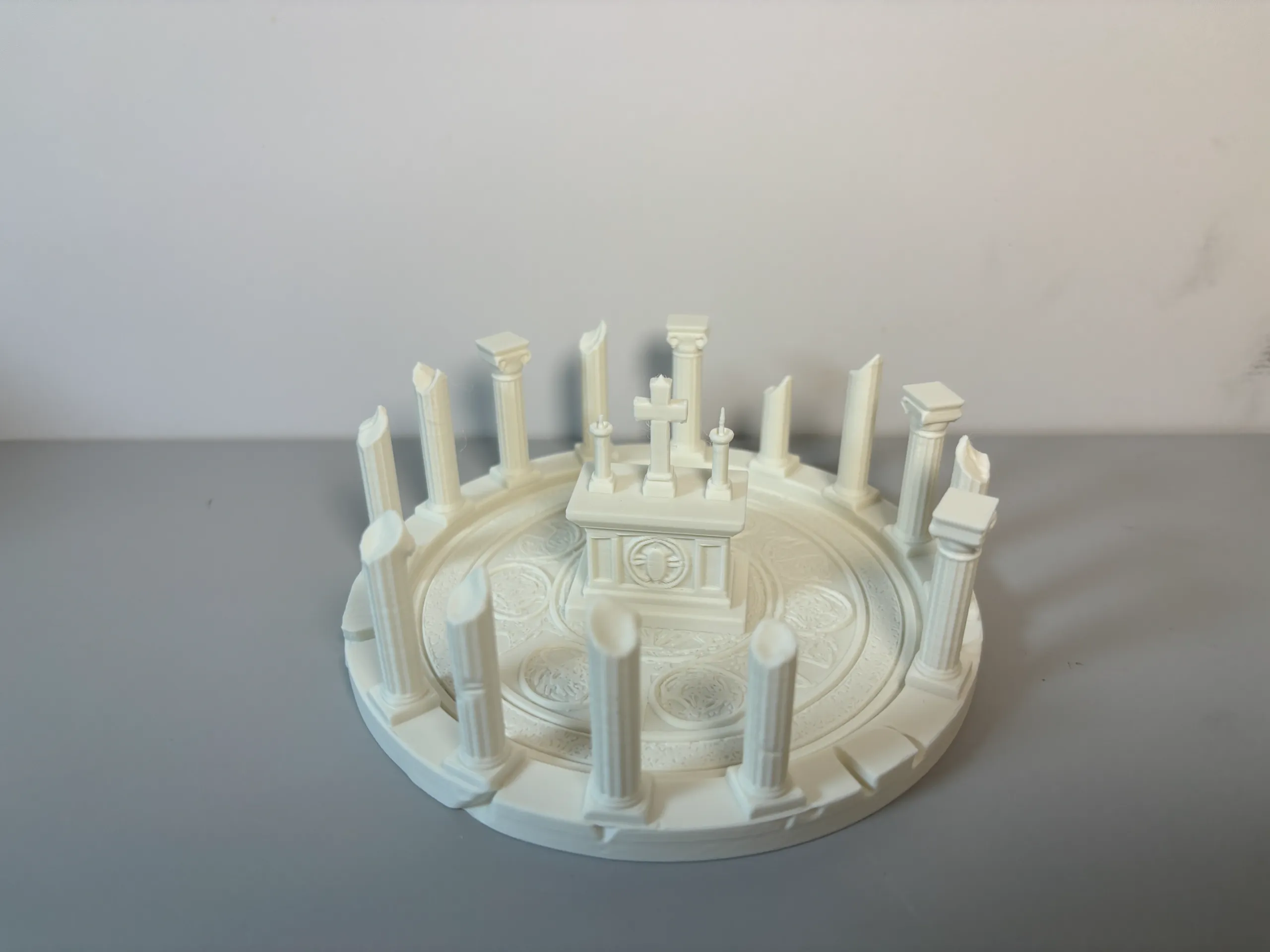 The altar with damaged European-style patterns