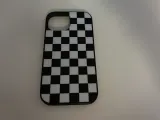 Custodia per iPhone 15 a scacchi-1