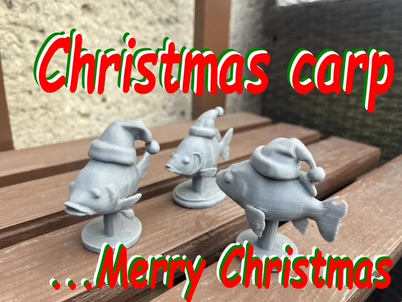 Weihnachtskarpfen auf einem Sockel