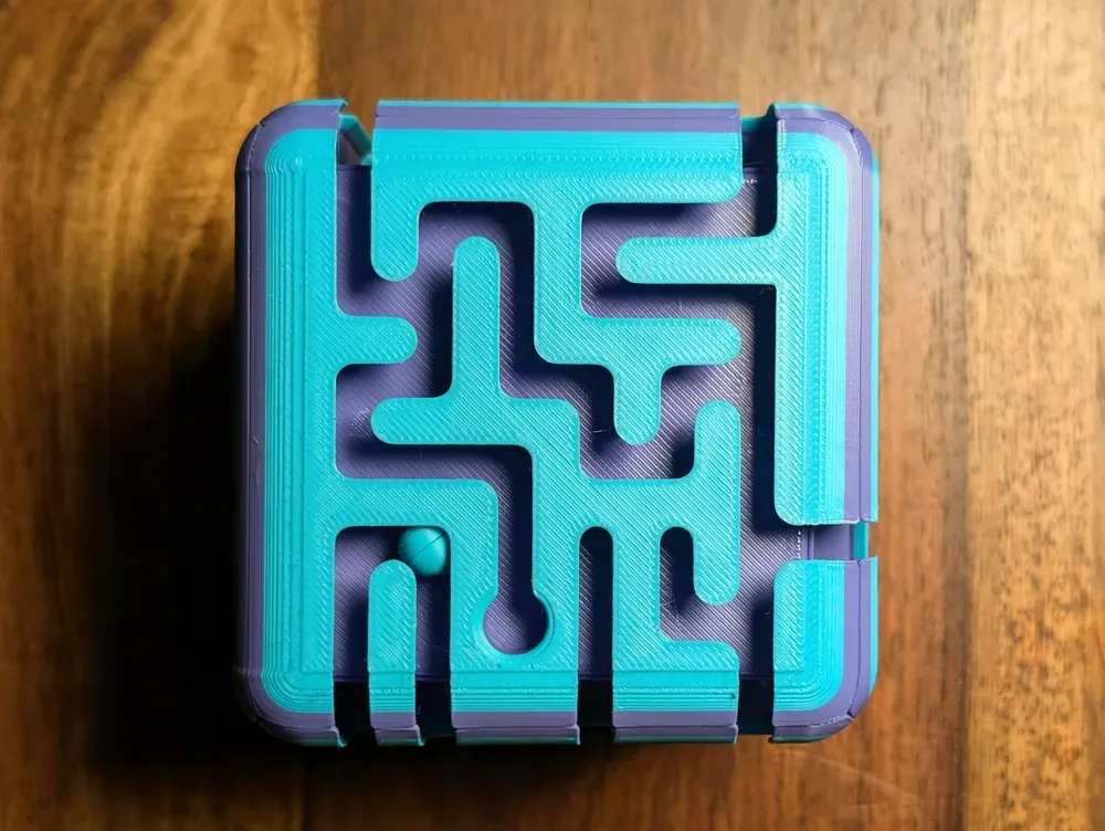 The 3D Maze Cube - A Multiplayer Puzzle Game