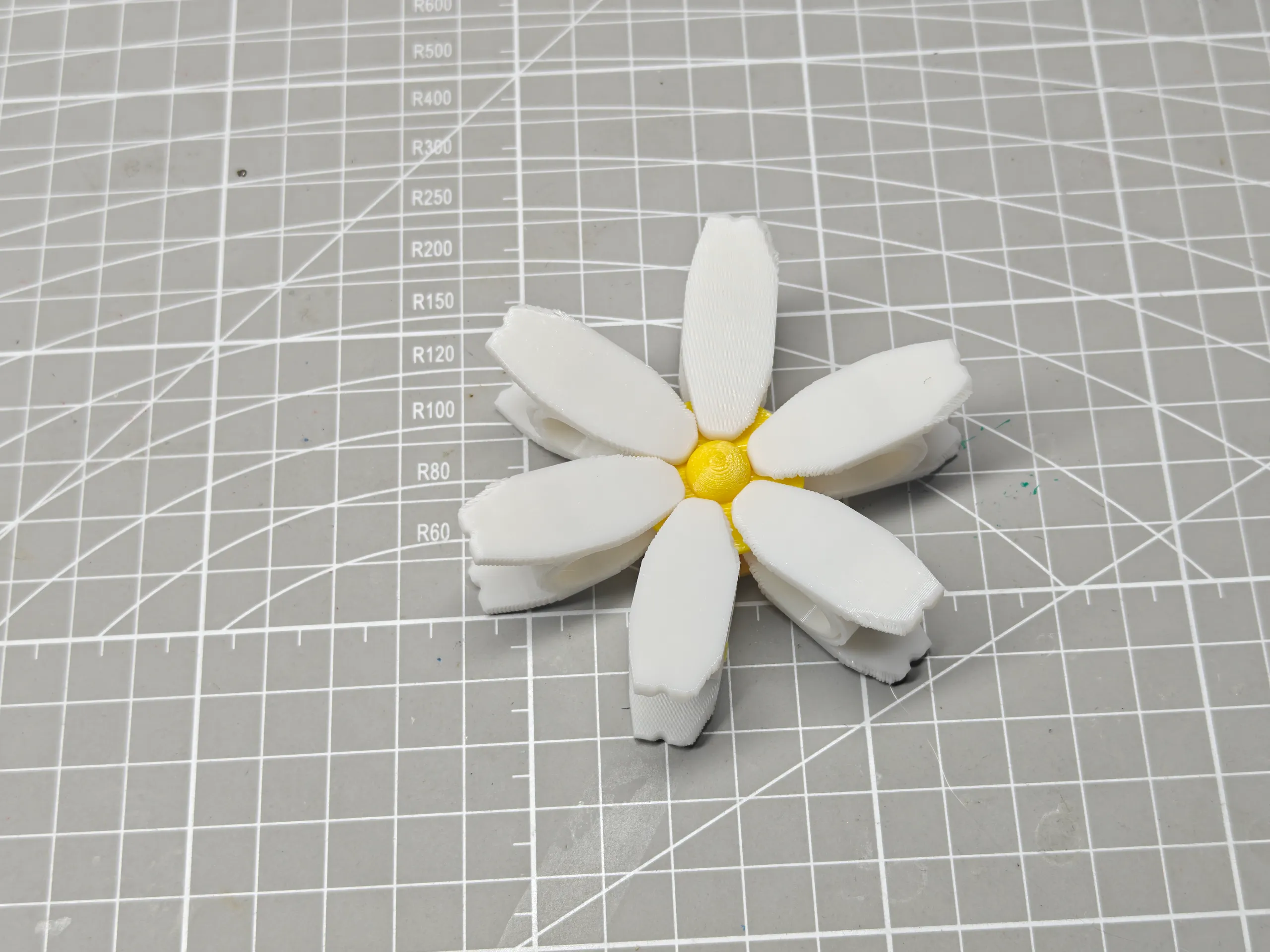 Petal-Design Storage Clip - Refrigerator Magnet