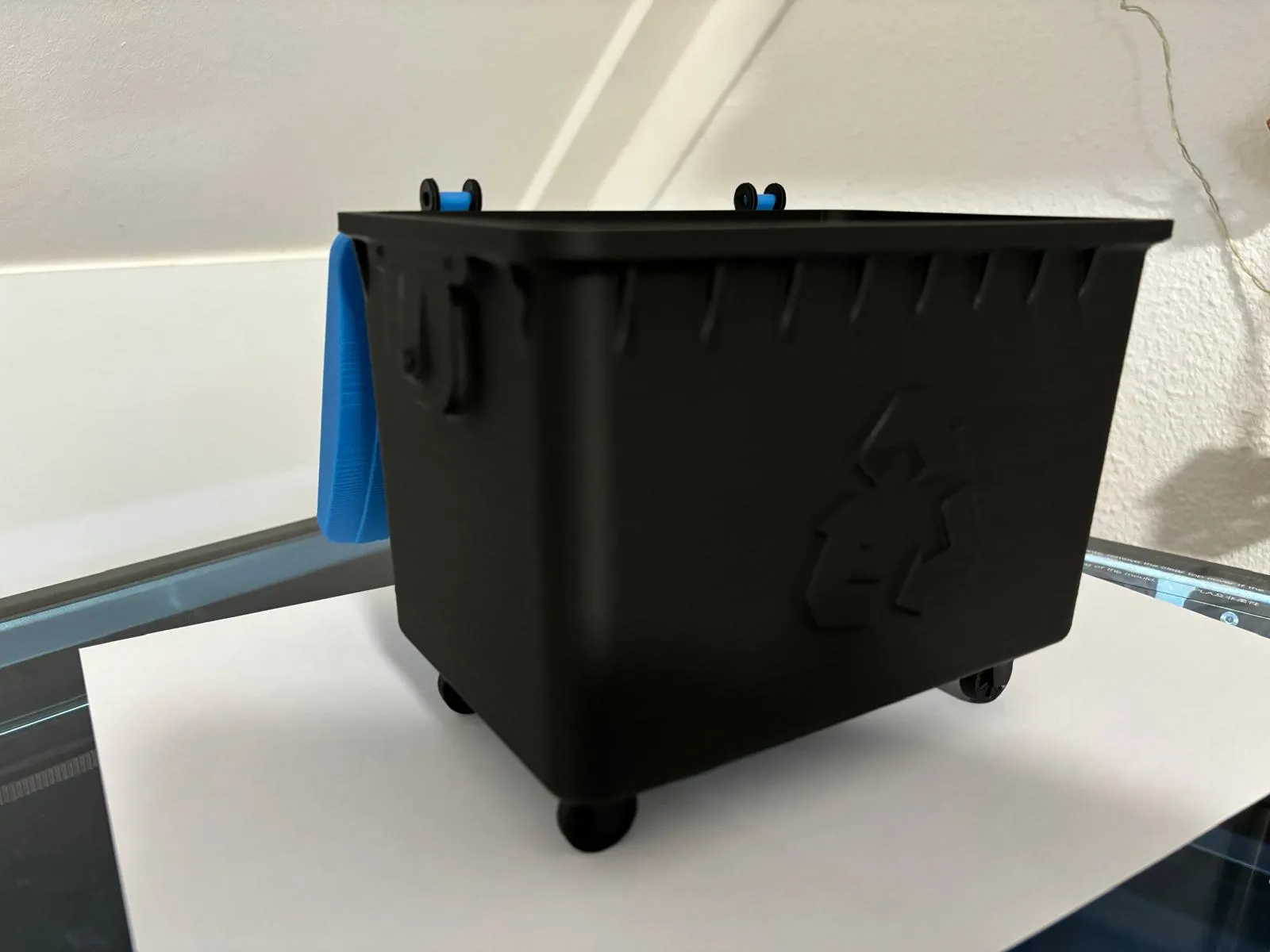 Desktop trash container