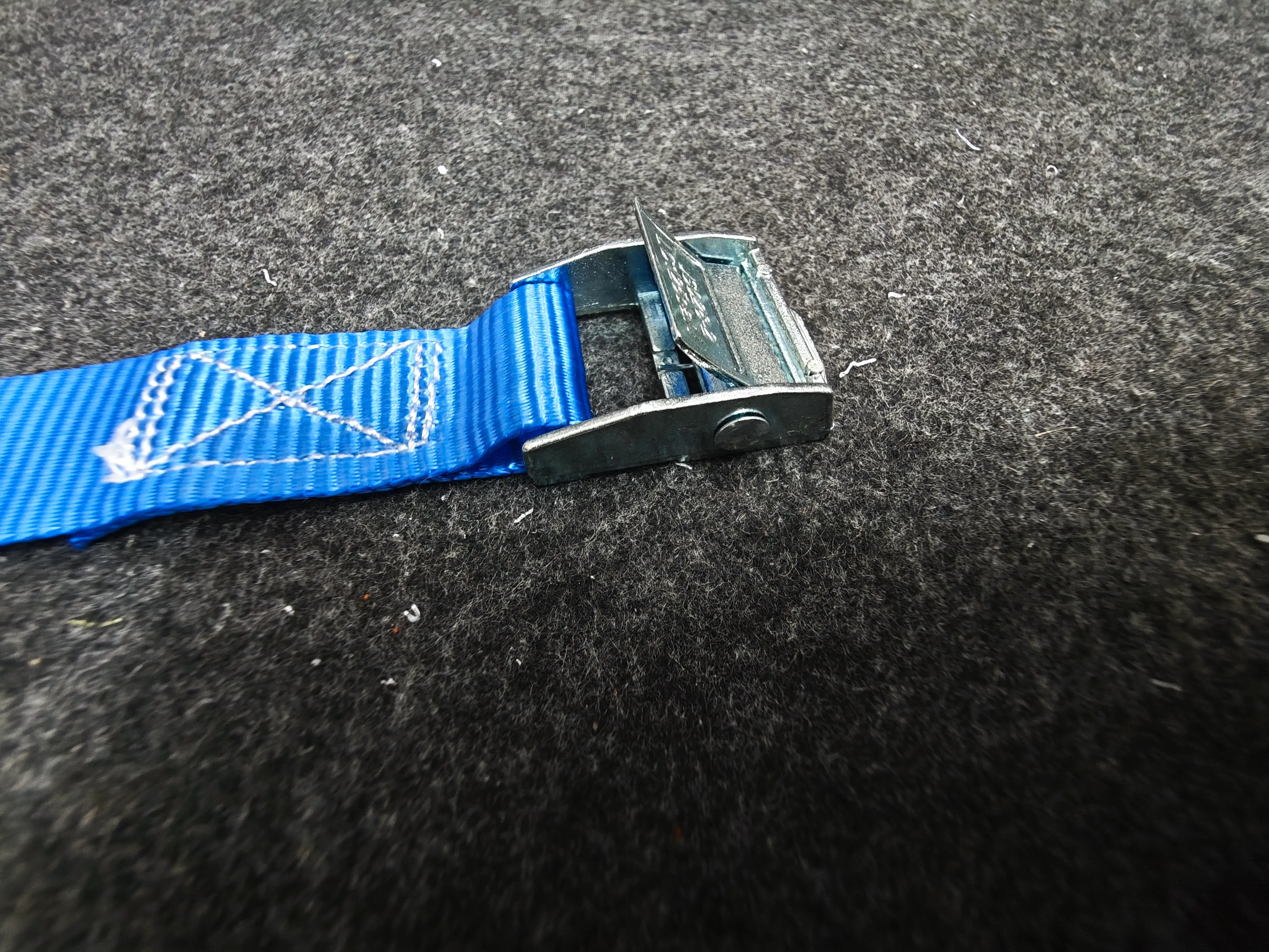 Simple tensioning strap lock for locking / 25mm belt strap