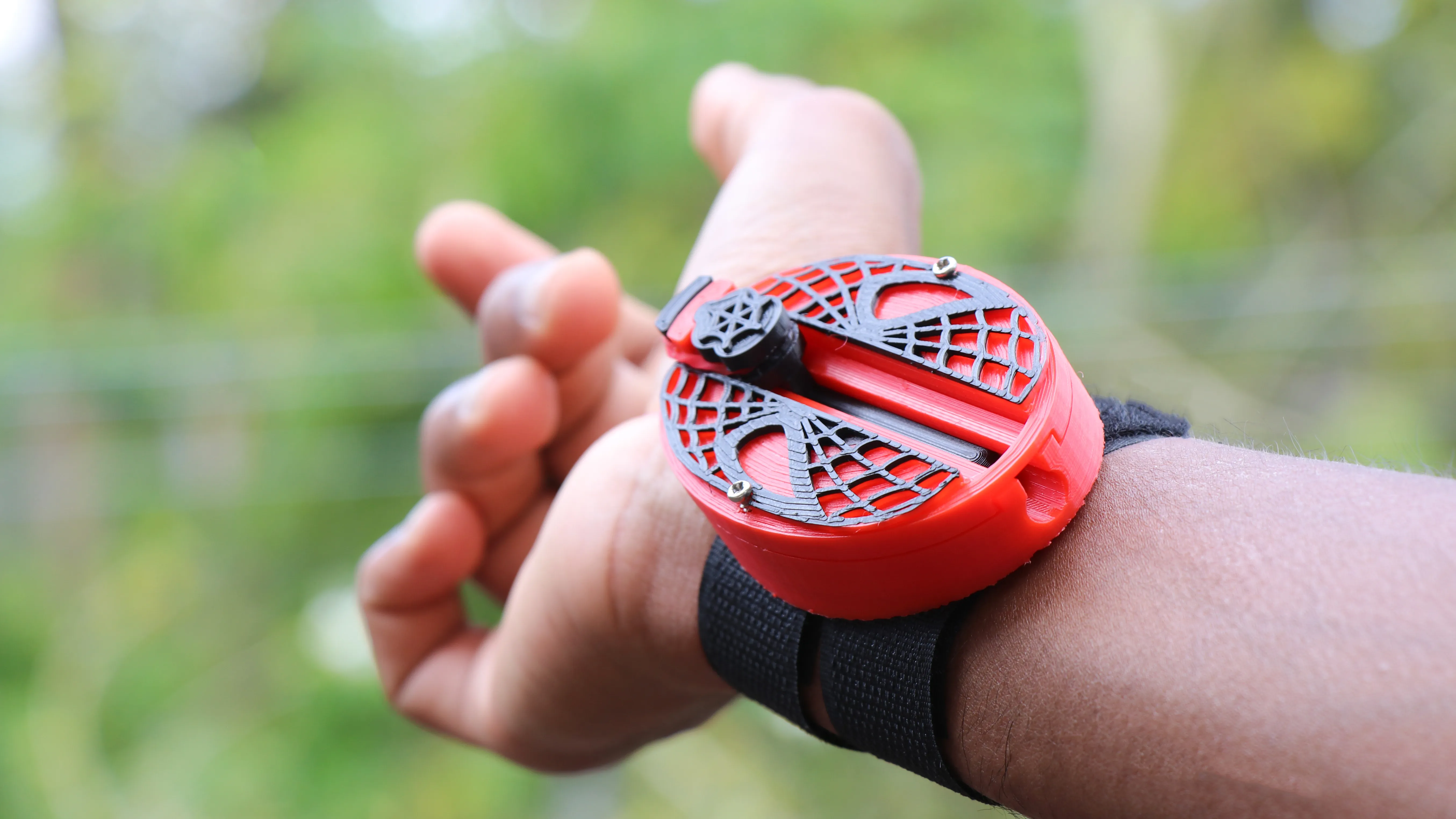 Spara-ragnatele di Spider-Man funzionante che lancia vere ragnatele di fili