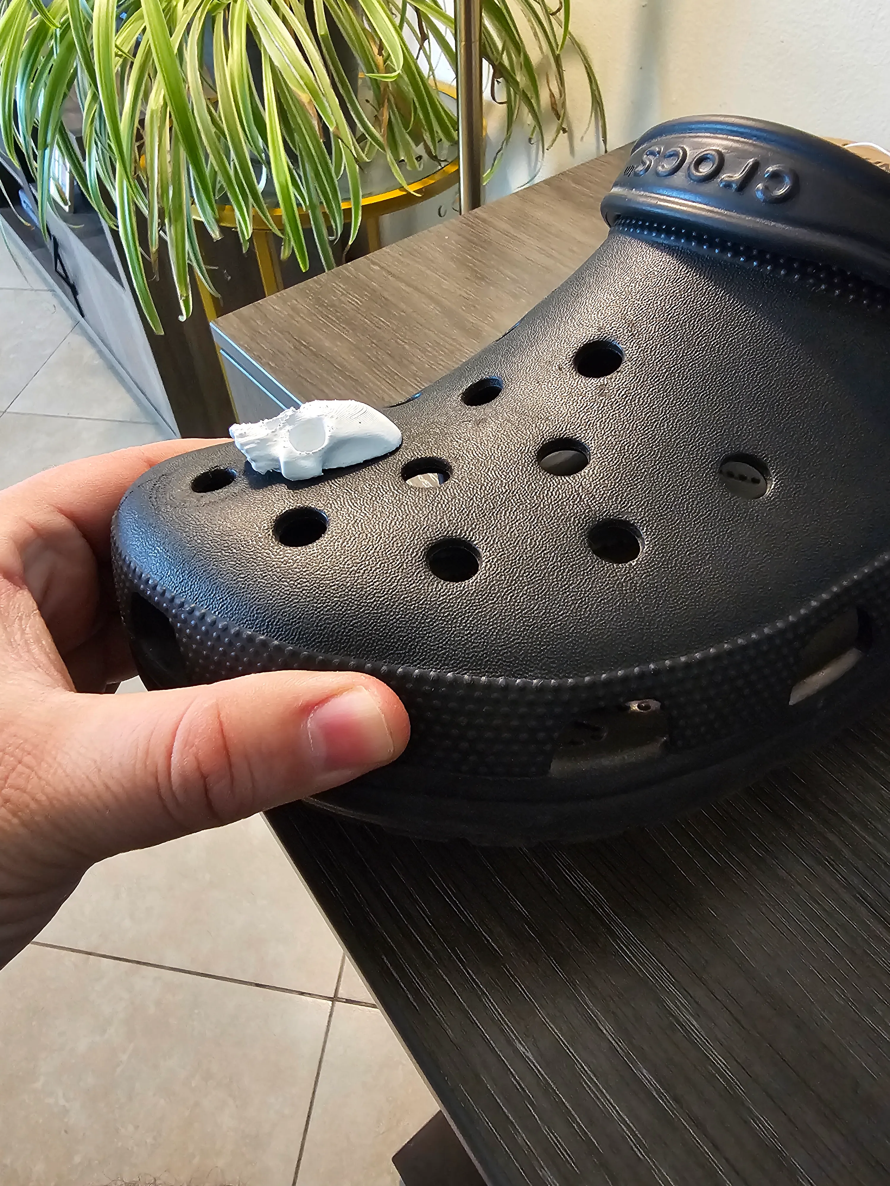 totenkopf-Crocs-Charme