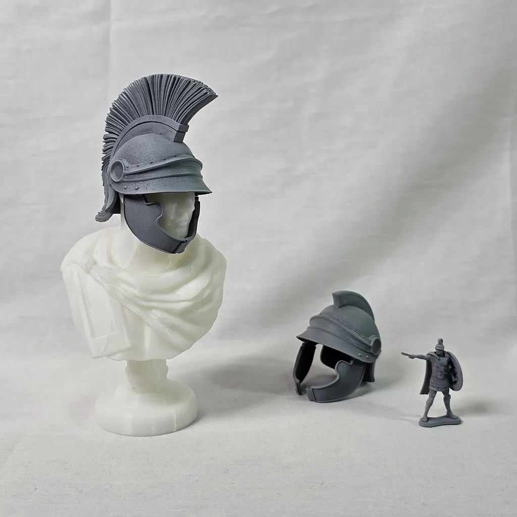 Attischer Helm vom Typ Melos mit einer Figur