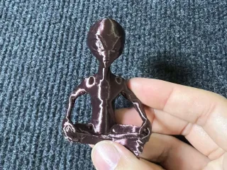 Alien Sentado