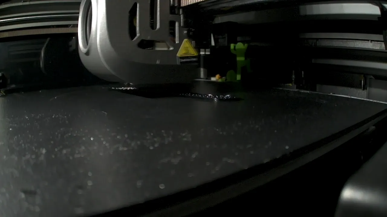 0.3mm layer 4 walls 15% gyroid infill no support no brim black PETG ...