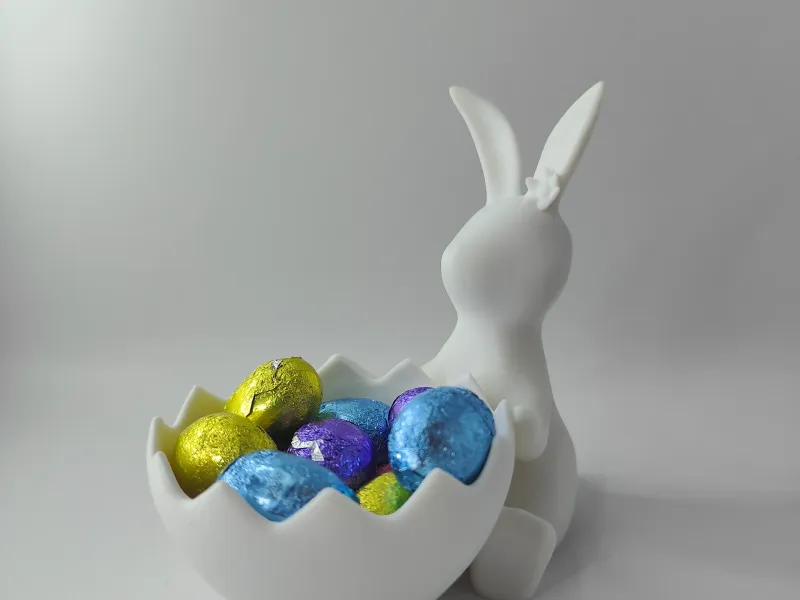 Conejita de Pascua con cesta de huevos