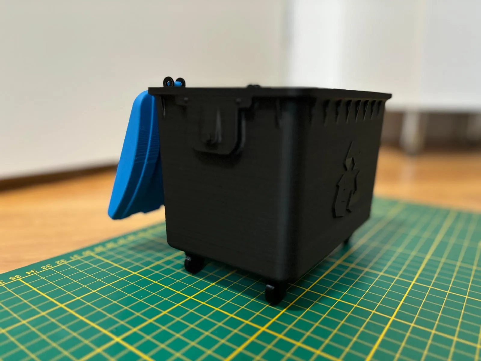 Desktop trash container