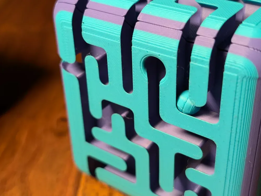 The 3D Maze Cube - A Multiplayer Puzzle Game