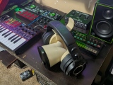 Headphone to Speaker Conversion Stand-8