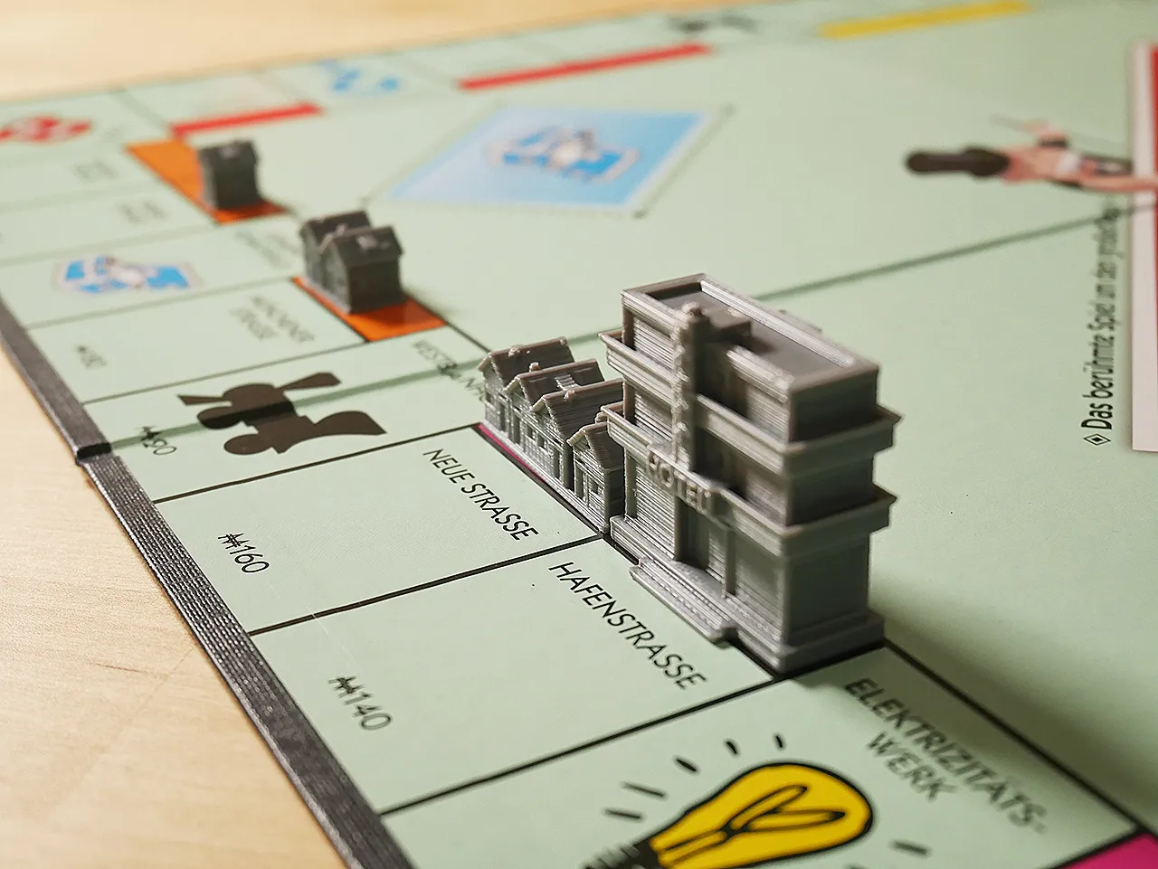 Casas de hotel y bandeja de cartas para el juego de mesa Monopoly