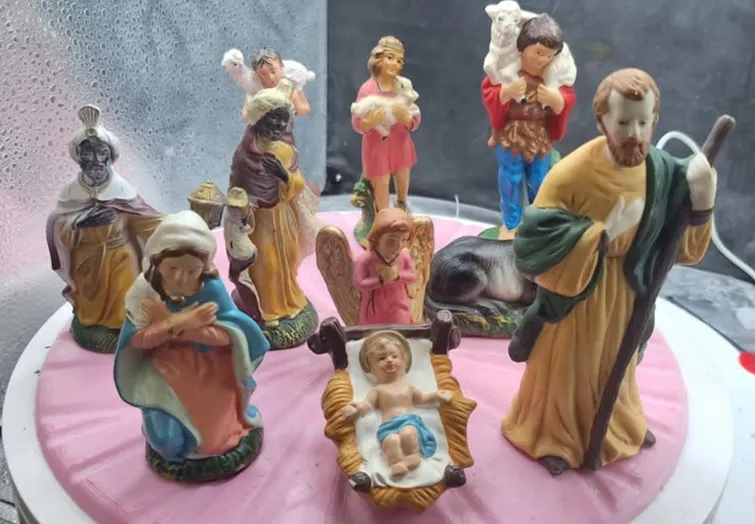 10 figurines baby jesus,mary,joseph,donkey wise man 1 AND 2