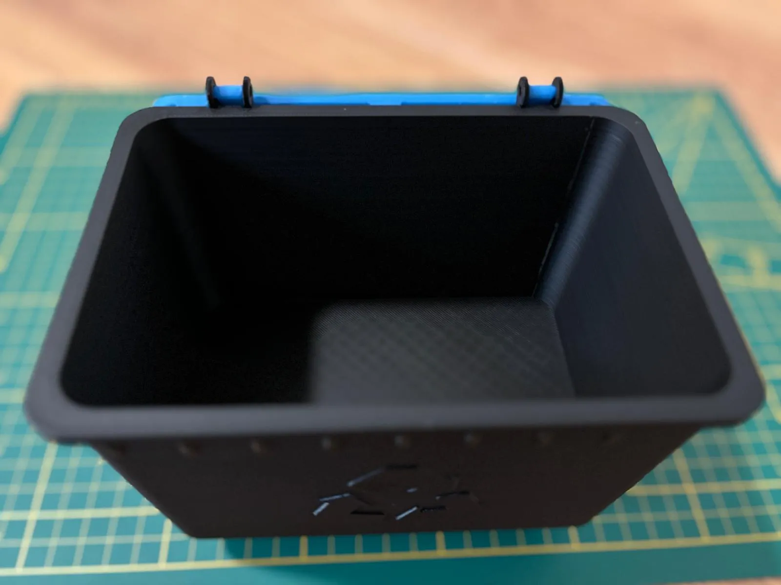Desktop trash container