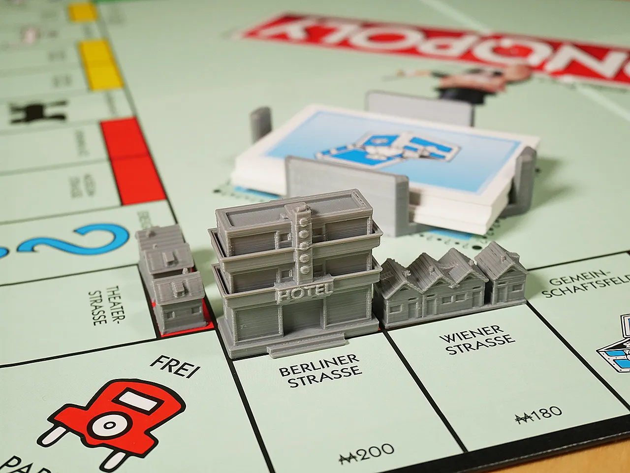 Casas de hotel y bandeja de cartas para el juego de mesa Monopoly