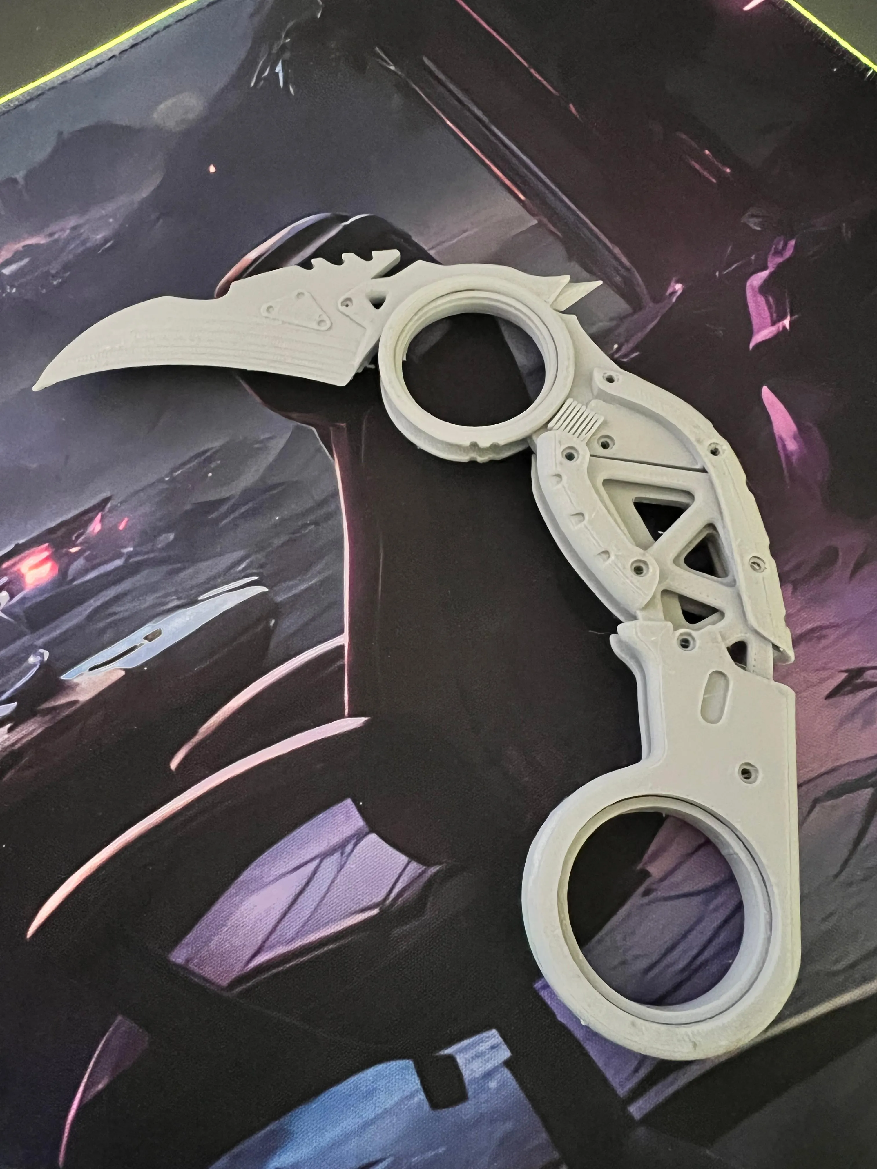 Raptor's Claw Heirloom from Apex Legends