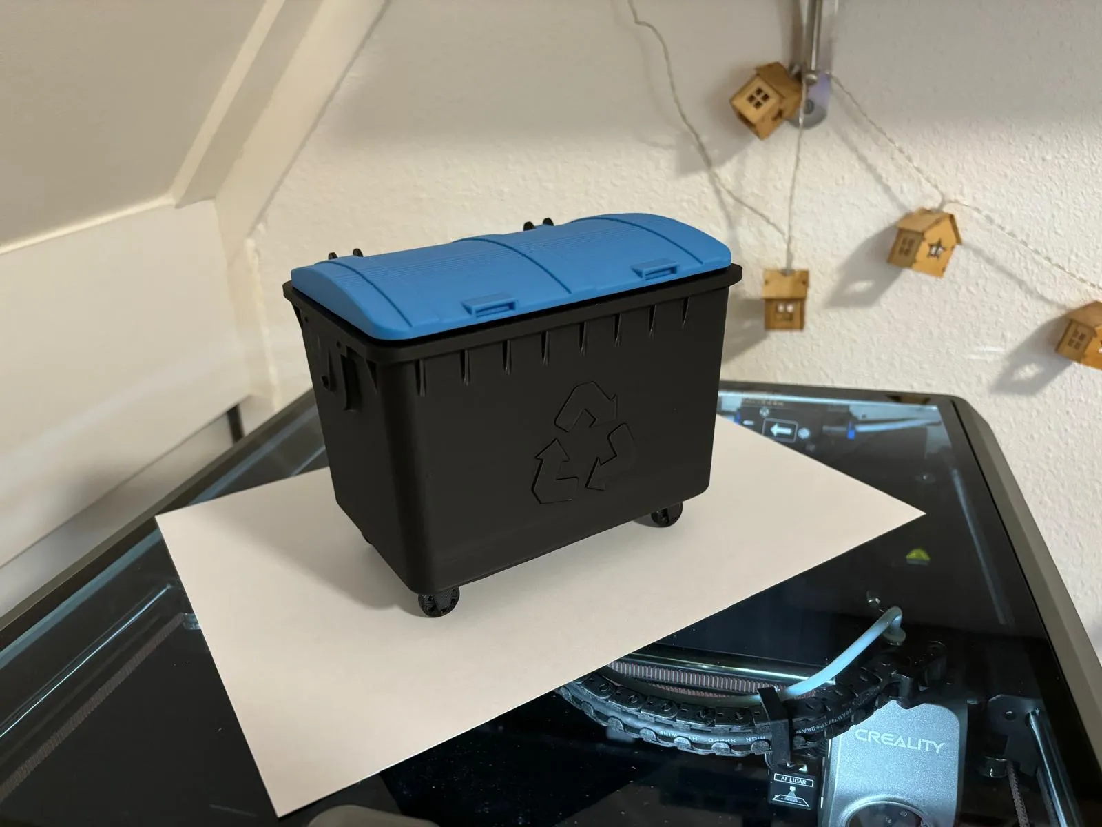 Desktop trash container