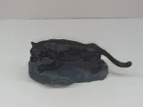 Pantera sobre una roca-2