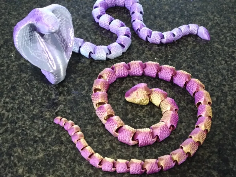 Brinquedos articulados de cobras Ekans e Arbok