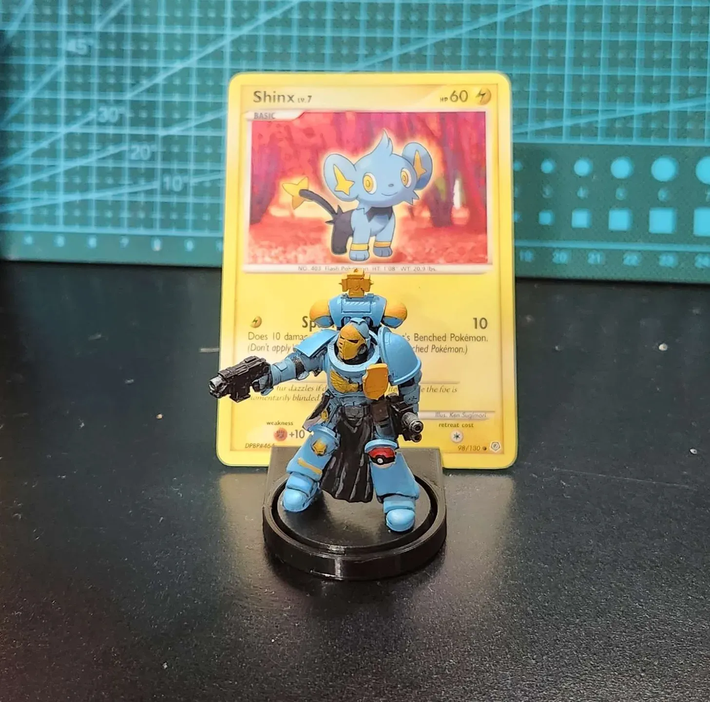 espositore per base da 32 mm con carta Pokémon