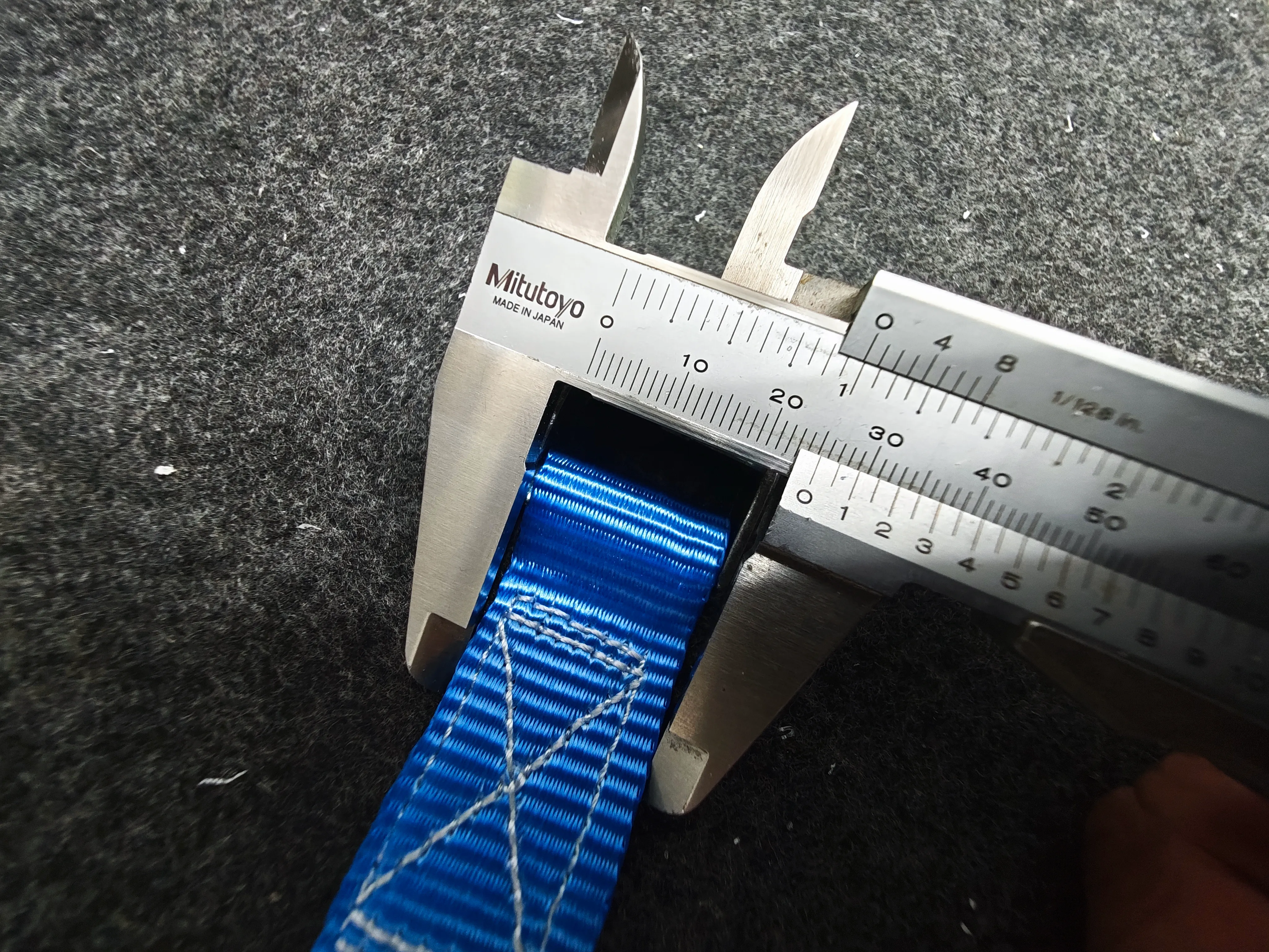 Simple tensioning strap lock for locking / 25mm belt strap