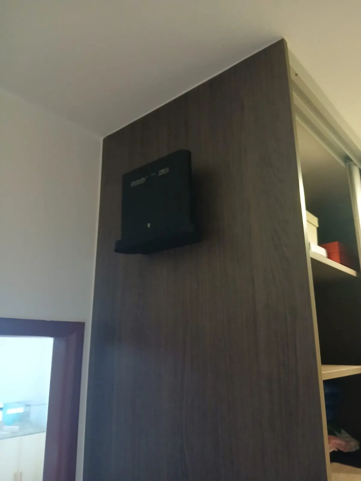 Vantiva (technicolor) FGA2235 router wall mount / holder
