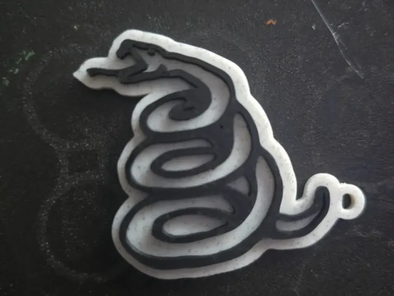 Llavero con logo de serpiente de Metallica