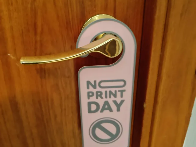 Türanhänger "No Print Day" Schichtfarbenwechsel