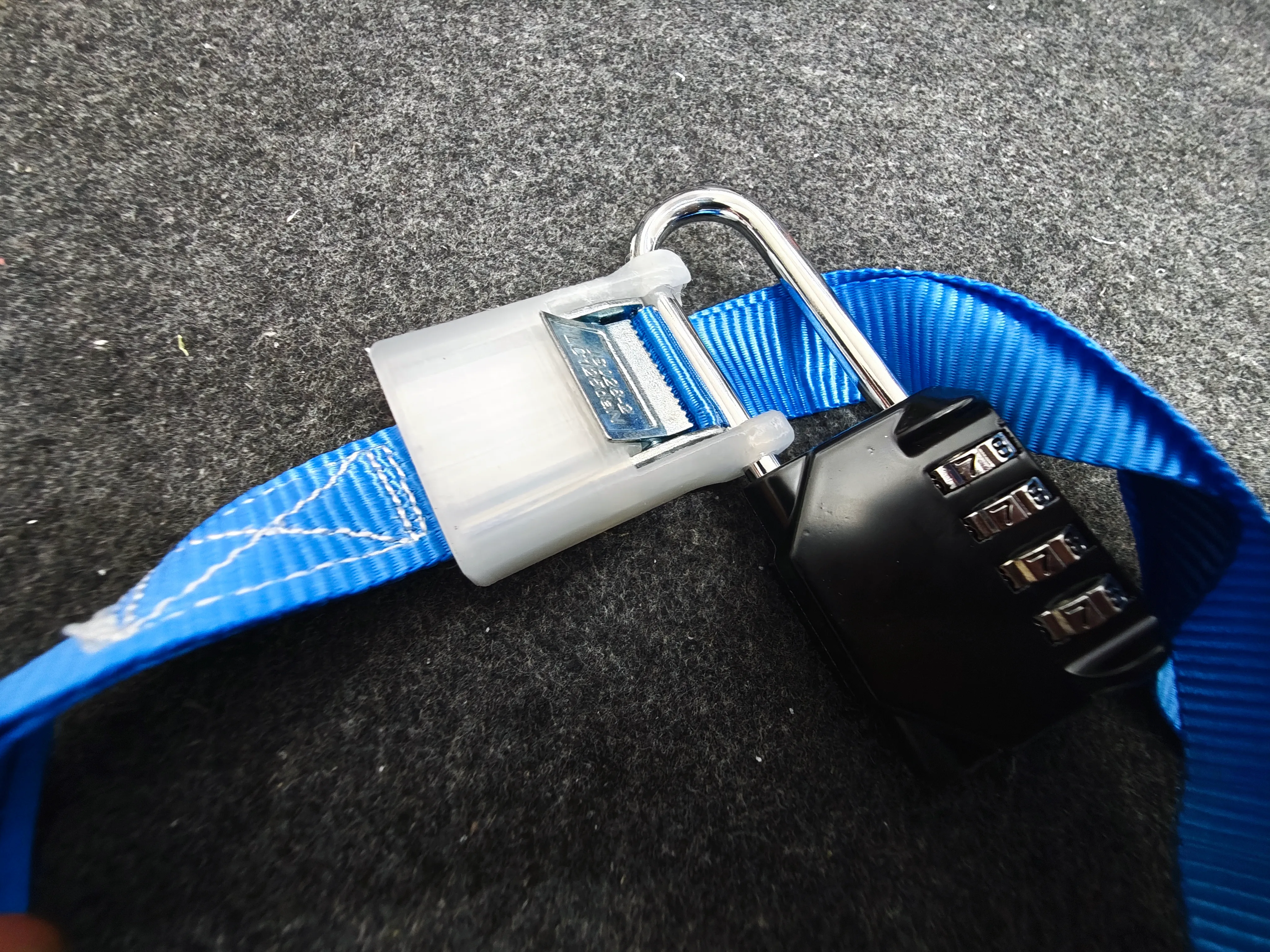 Simple tensioning strap lock for locking / 25mm belt strap