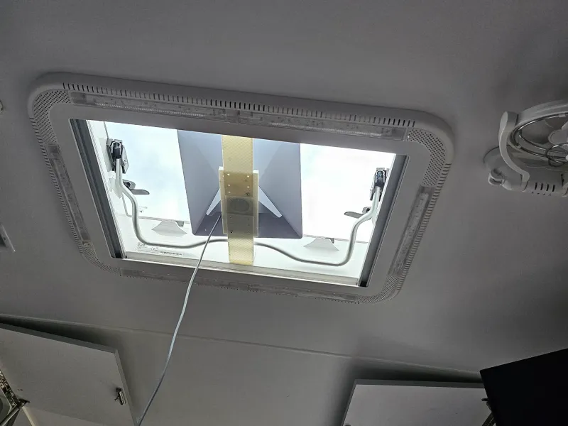 Star caravan in hatch shelf