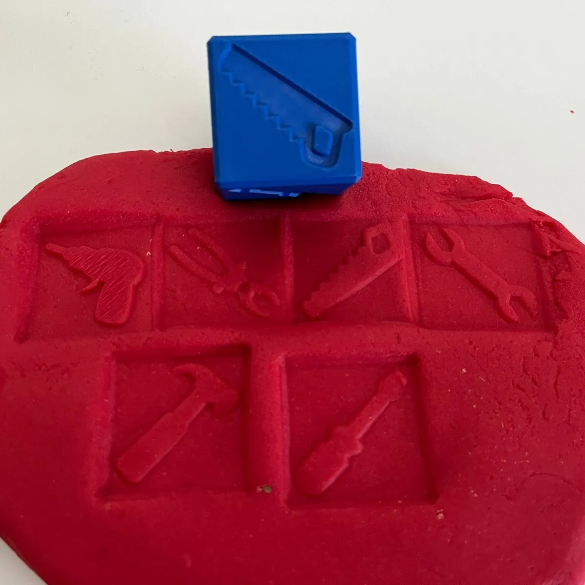 JEU SENSORIEL CUBE À TAMPONS AVEC OUTILS