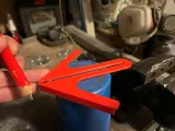 Centering device for finding the center-5