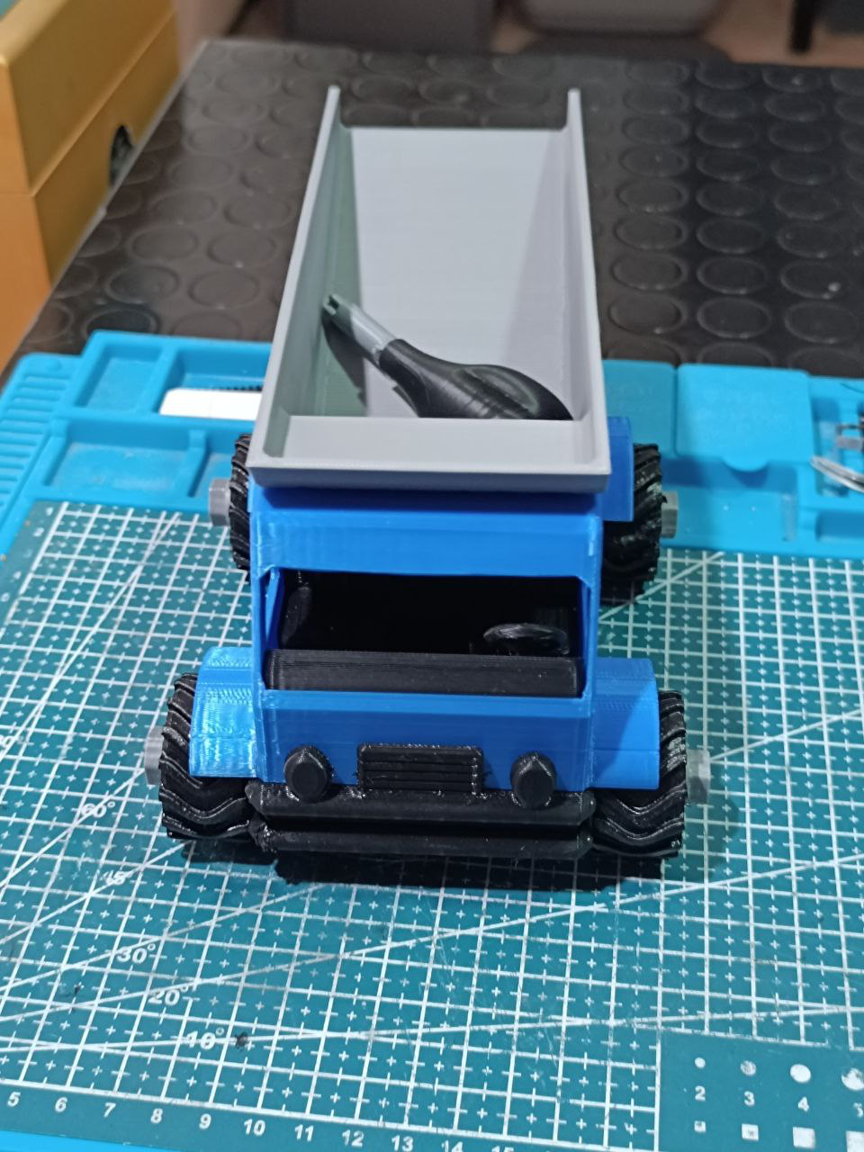 Esteopt Camión Transportador De Dinosaurios Con 12 Coches De Tracción Trasera, Pista De 160 Cm Y Cabina Lanzadora, Juego 13 En 1 Para Niños De 3 A 7 Años
