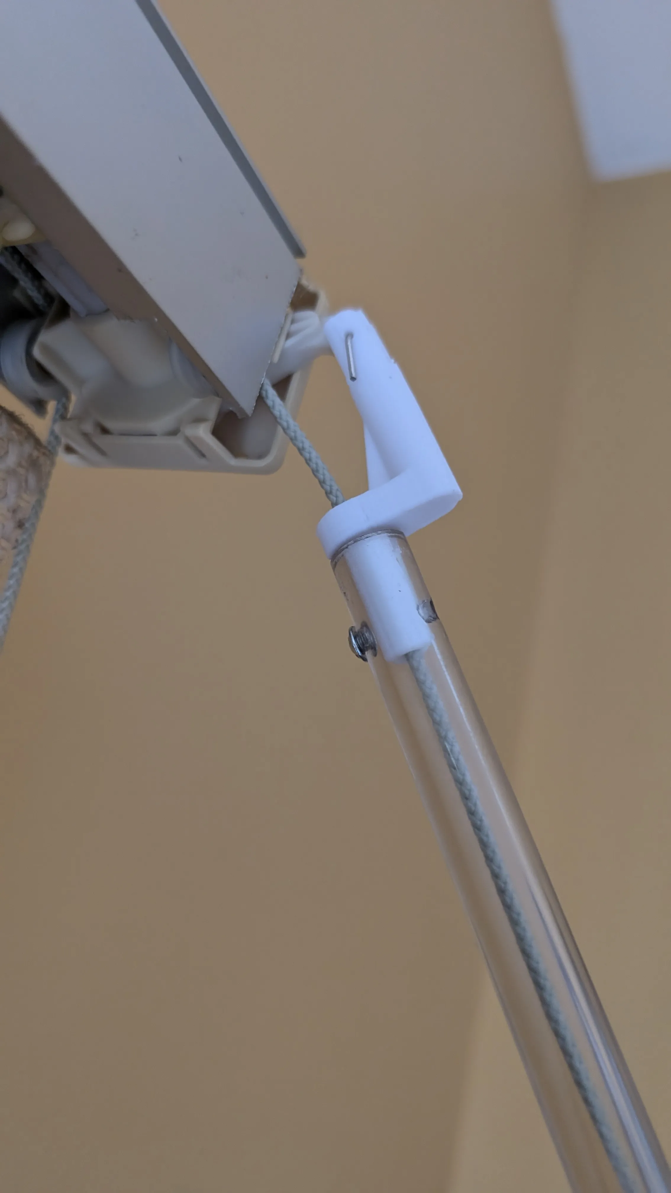 Vertical blind rod holder