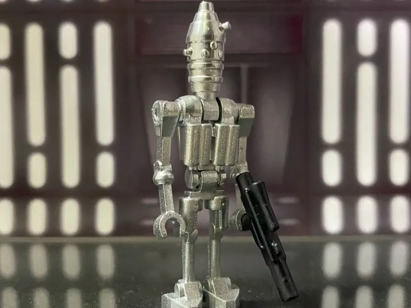 Minifigura personalizada del droide IG-88 en bloques de construcción de Star Wars