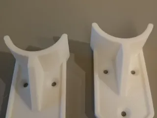 Support element for shower curtain tube