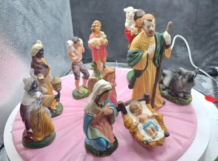 10 figurines baby jesus,mary,joseph,donkey wise man 1 AND 2