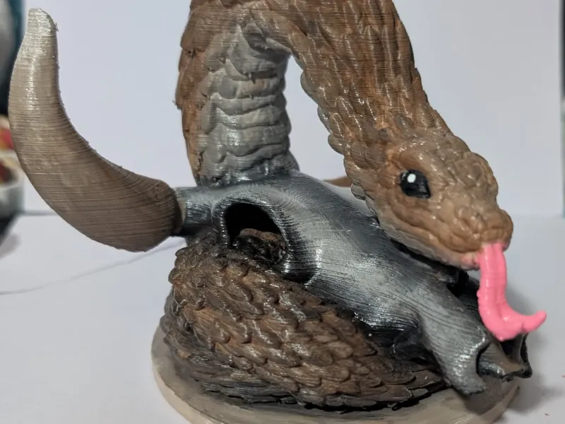 Serpiente con cráneo de toro