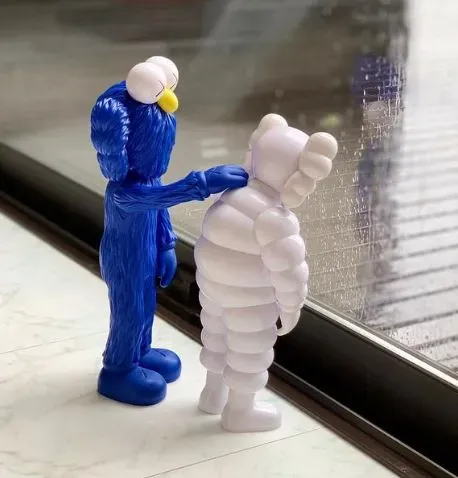 لعبة Kaws BFF x What Party الفنية من إبداع المعجبين