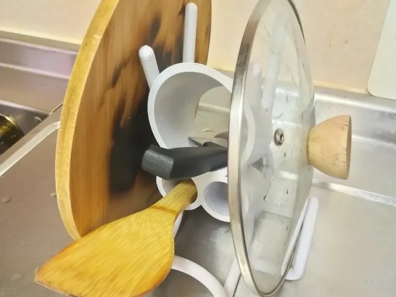 Ständer für Küchenutensilien beim Kochen