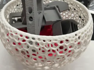 Bowl-shaped mesh basket