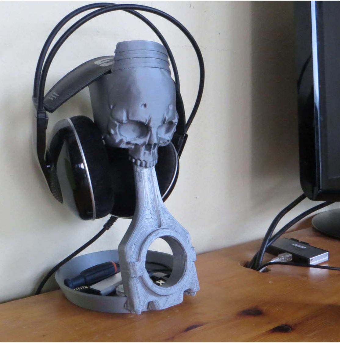 Low Poly Skull Headphone Stand: A Bold Statement for Your Gaming Setup