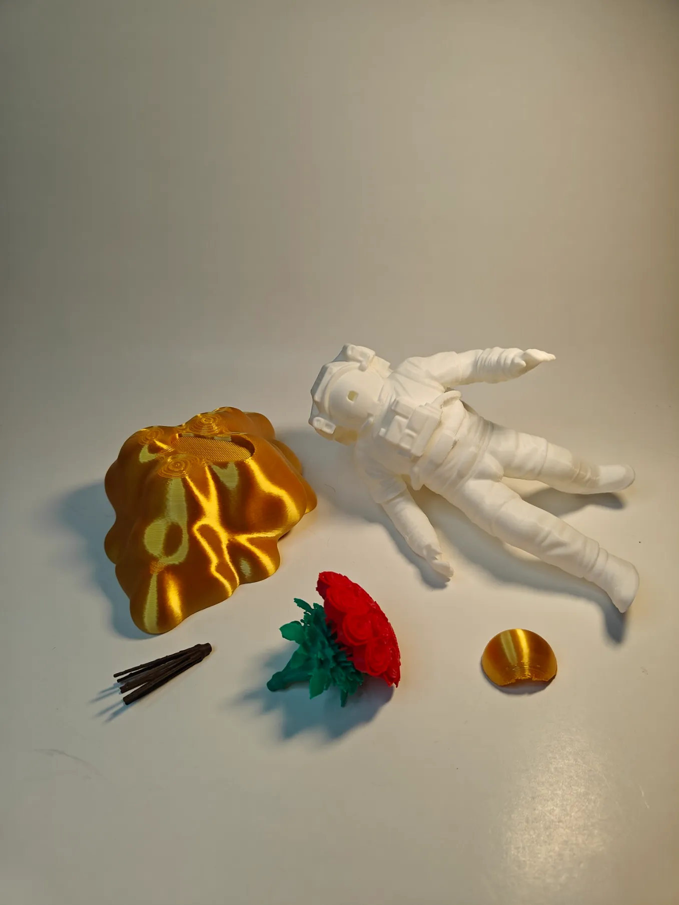 Dreamy Astronaut: Valentine Rose Holder-2