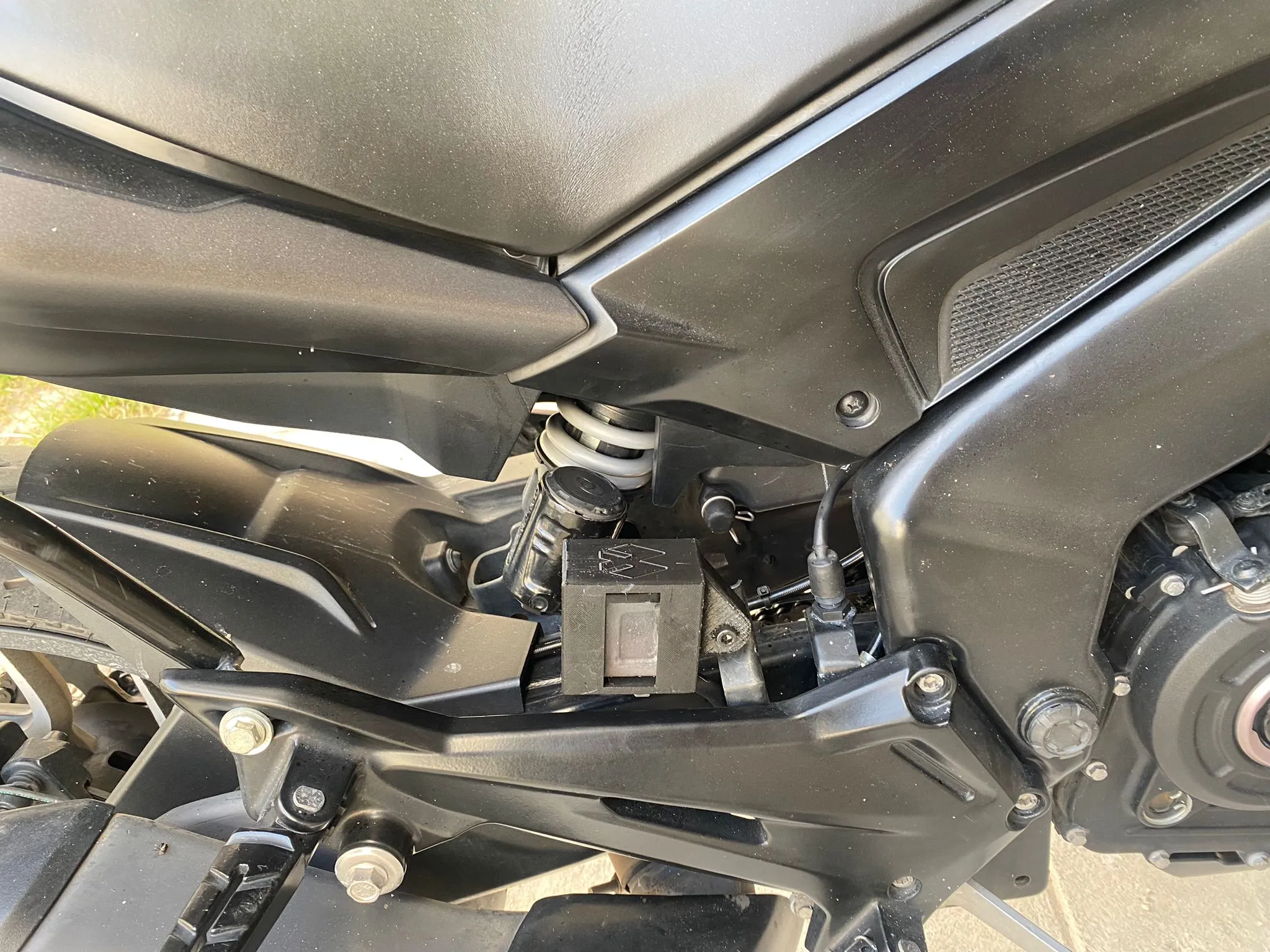 BAJAJ PULSAR N250 REAR HYDRAULIC