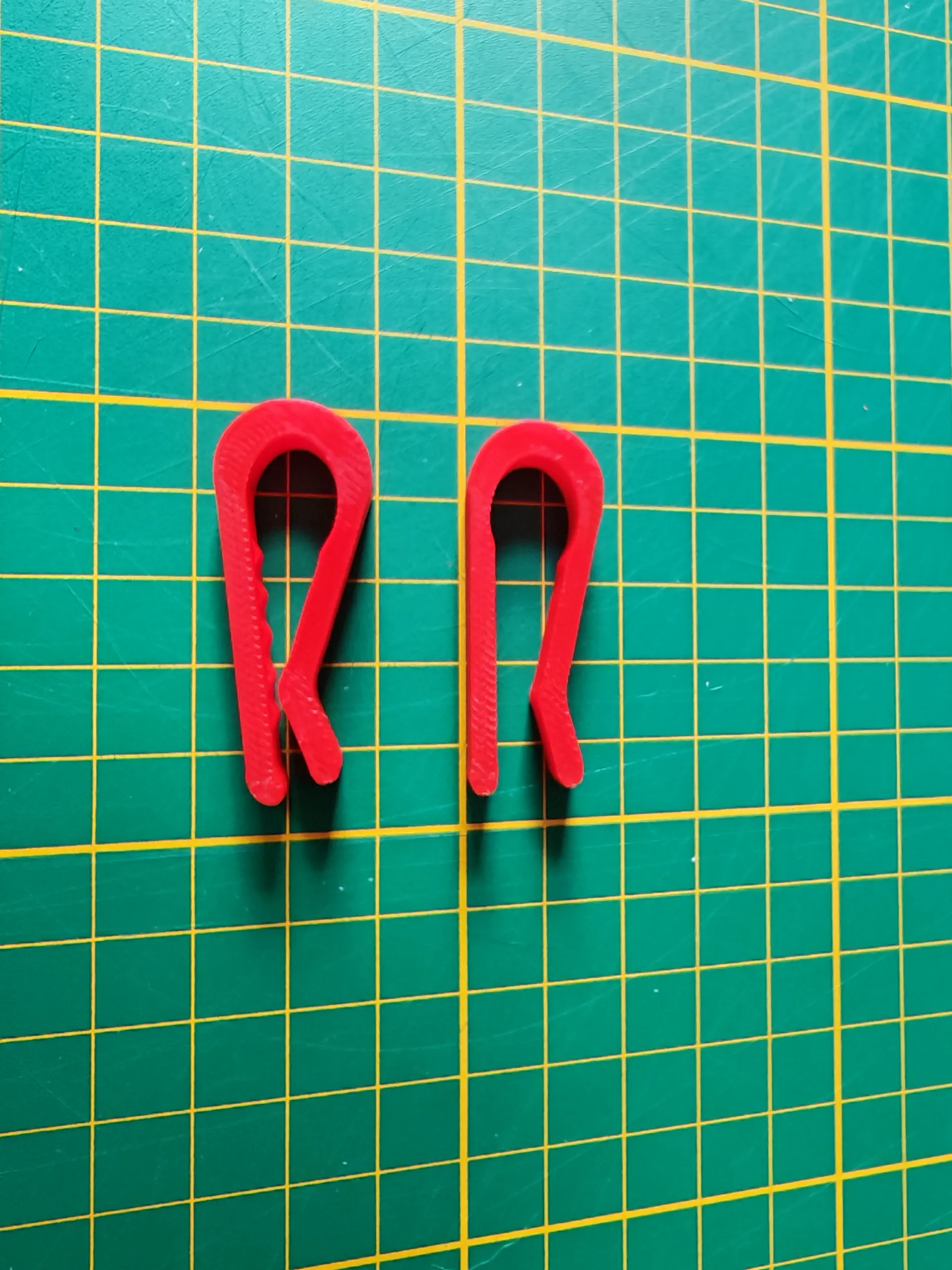 Securing clips for ratchet straps-2